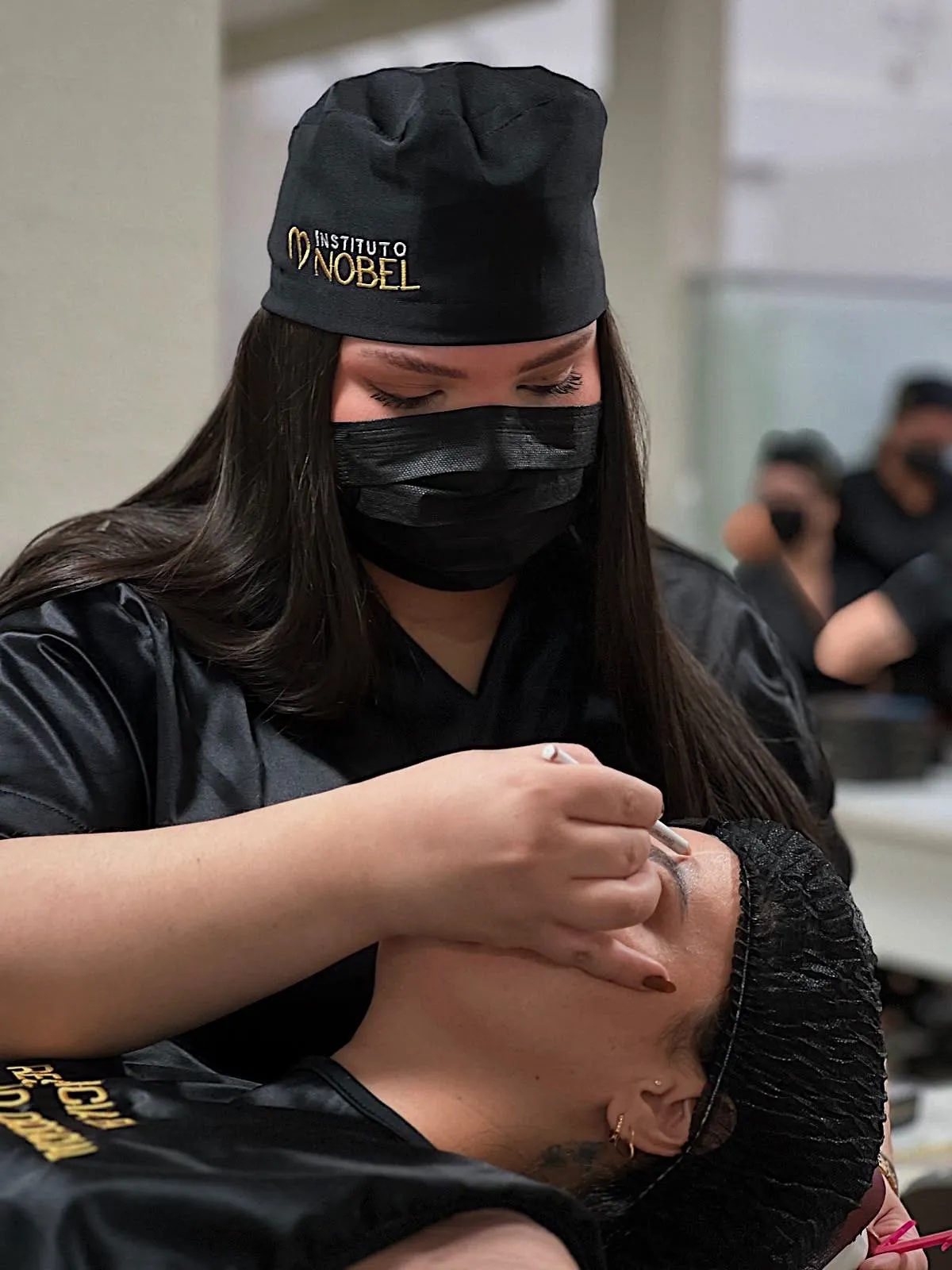 Dra. Anna Amélia realizando um procedimento de harmonização facial em Goiânia